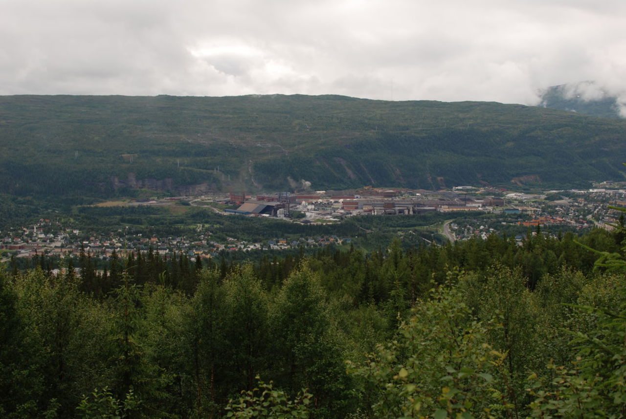 Utsikt mot industriparken når man har tatt av fra stien og er på høyde med Kvitbergan