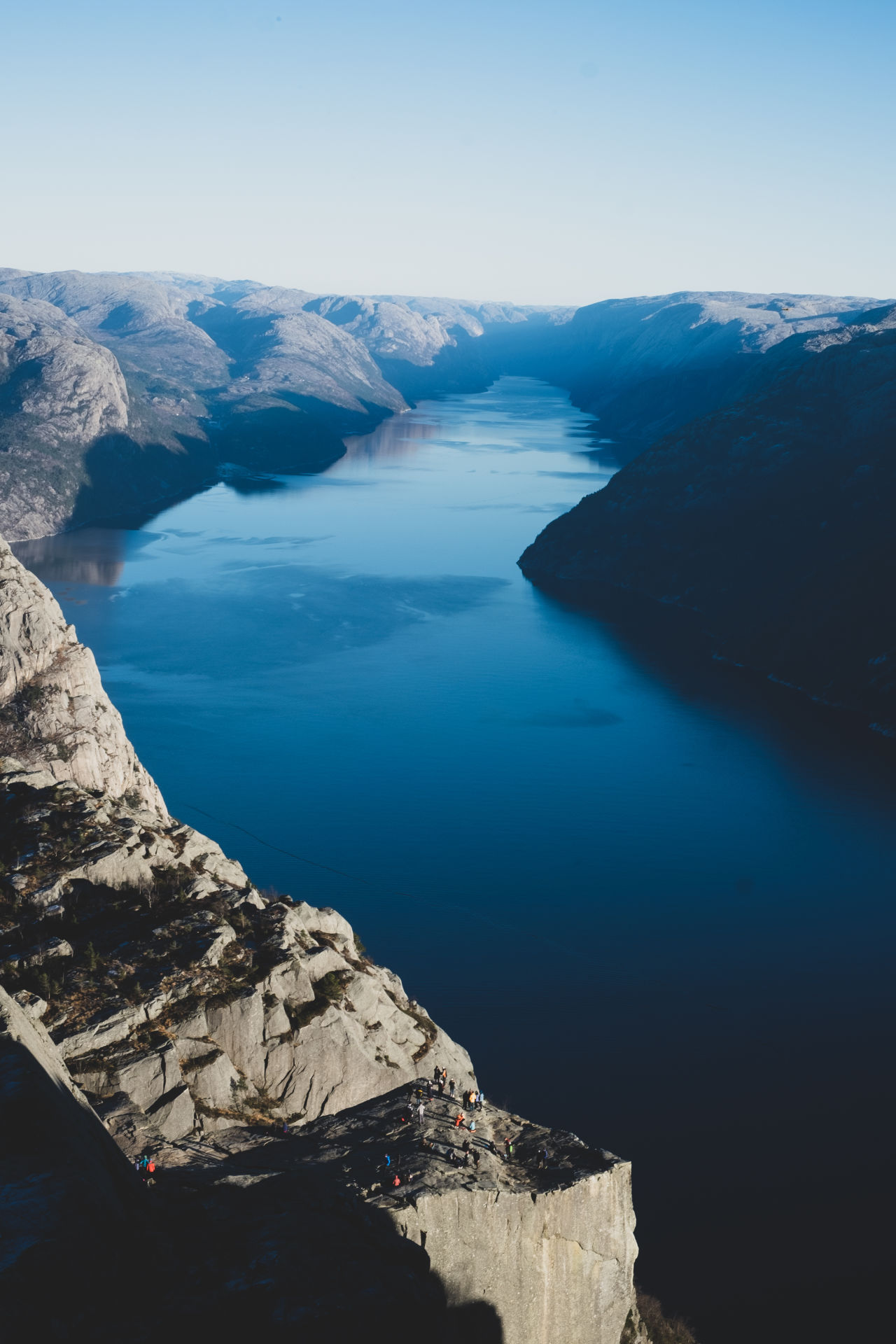 Utsikt innover Lysefjorden, med Preikestolen i nedre kant av bildet.