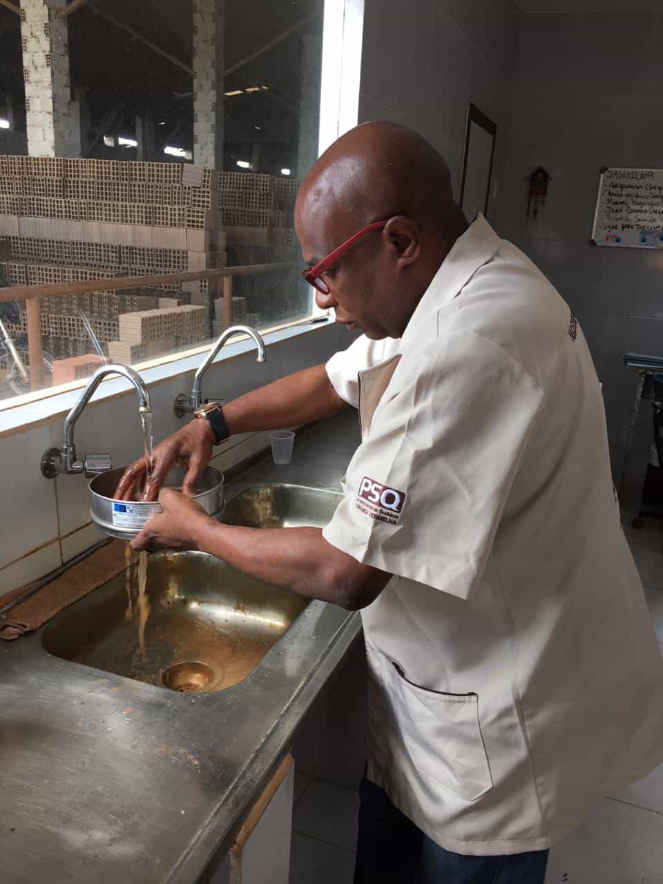 Treinamento técnico para execução das tarefas diárias do laboratório de apoio à produção