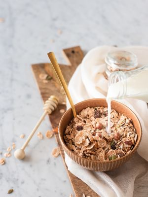 Bol de muesli avec du lait