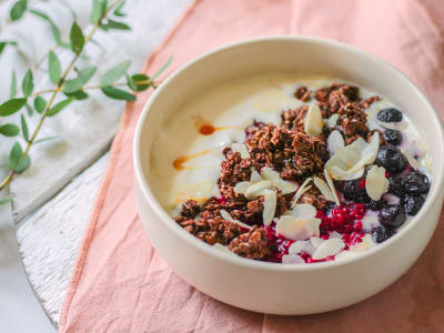 Granola bowl au chocolat & fruits rouges