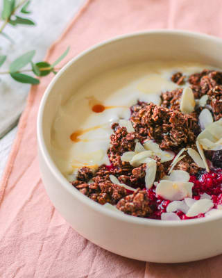 Granola bowl au chocolat & fruits rouges