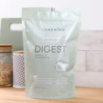 Paquet de granola bio maison pour le petit-déjeuner à l'avoine avec apports nutritionnels et quantité de sucre