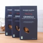 Bol pour le petit-déjeuner avec du pudding de chia, des morceaux de pomme, du granola bio et une cuillère de granola à tartiner