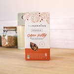 Paquet de granola bio maison pour le petit-déjeuner à l'avoine avec apports nutritionnels et quantité de sucre