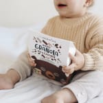 Bol pour le petit-déjeuner avec du pudding de chia, des morceaux de pomme, du granola bio et une cuillère de granola à tartiner