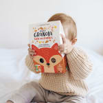 Bol pour le petit-déjeuner avec du pudding de chia, des morceaux de pomme, du granola bio et une cuillère de granola à tartiner