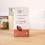 Paquet de granola bio artisanal français aux amandes, noisettes et à la cannelle avec apports nutritionnels et taux de sucre