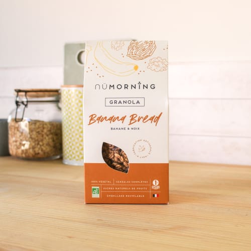 Paquet de granola bio maison pour le petit-déjeuner à l'avoine avec apports nutritionnels et quantité de sucre