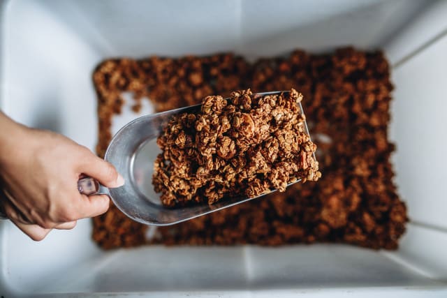 Notre granola en vrac dans un bac