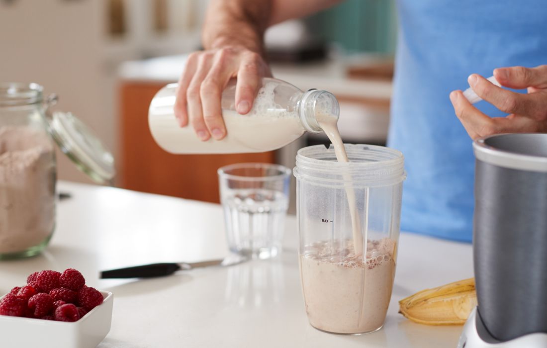 making protein smoothie