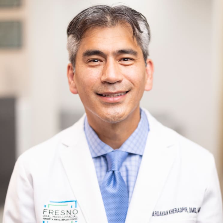 Conoce al Dr. Kheradpir