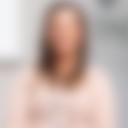 Hollie ext bg testimonial facewall