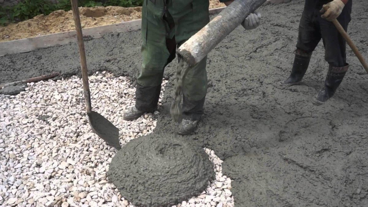 Заливка бетона на песчано-гравийной подушке Заливка бетона на песчано-гравийной подушке