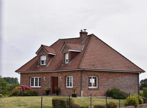 Двускатная или четырёхскатная крыша: что дешевле, теплее и удобнее