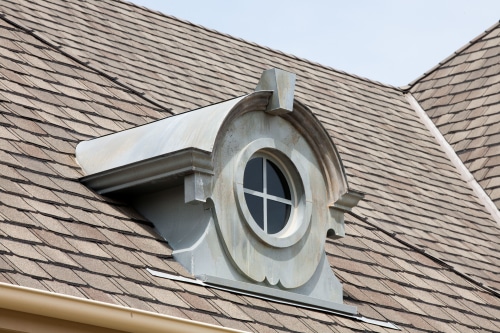 Слуховое окно на крыше: как сделать без протечек