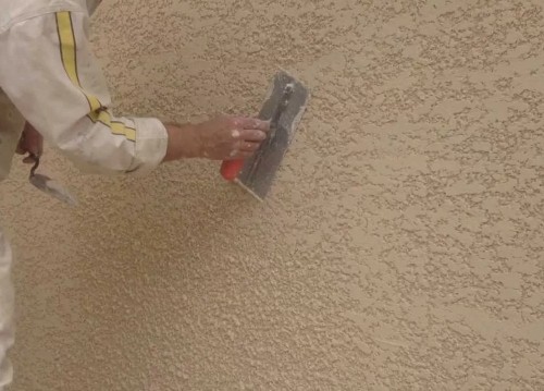 Декоративная штукатурка короед: как наносить и не получить полосы