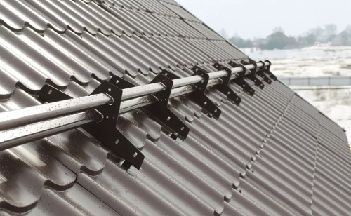 Снегозадержатели на крышу: где ставить и как рассчитать нагрузку