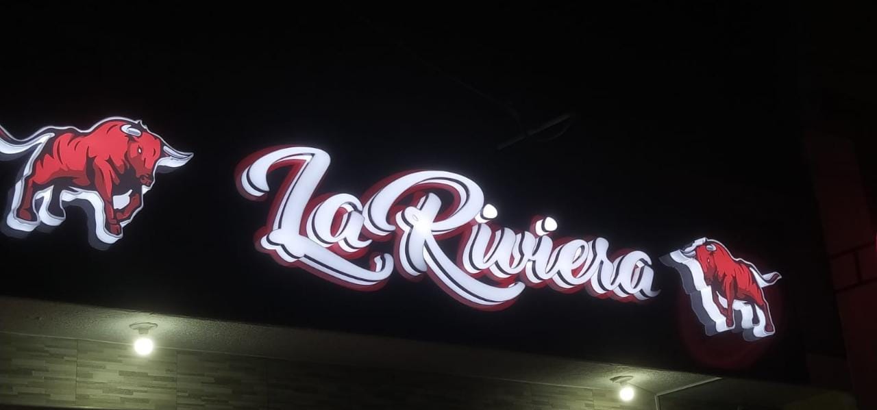 Aviso luminoso La Riviera con iluminación nocturna