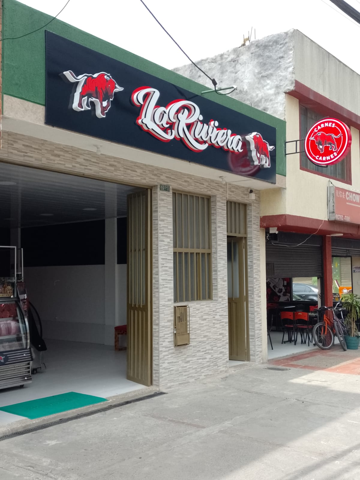 Fachada e instalación comercial carnicería La Riviera con aviso luminoso