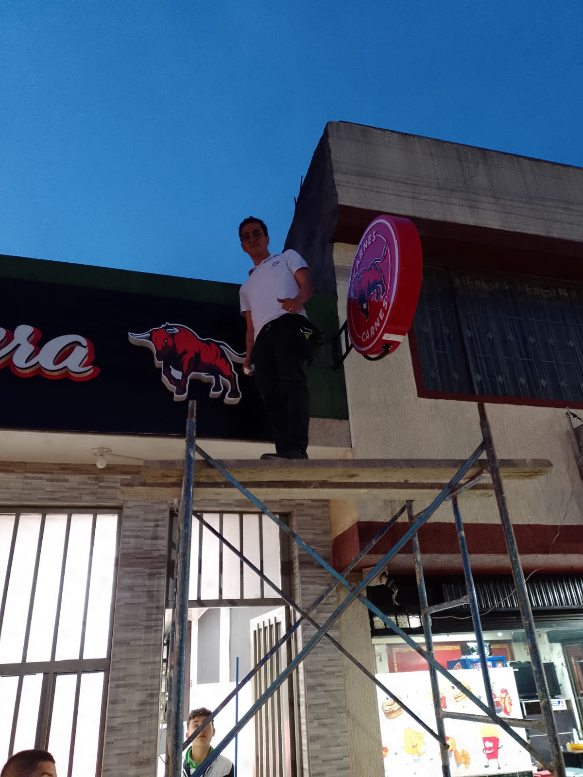 Montaje e instalación técnica de aviso con equipo de andamios