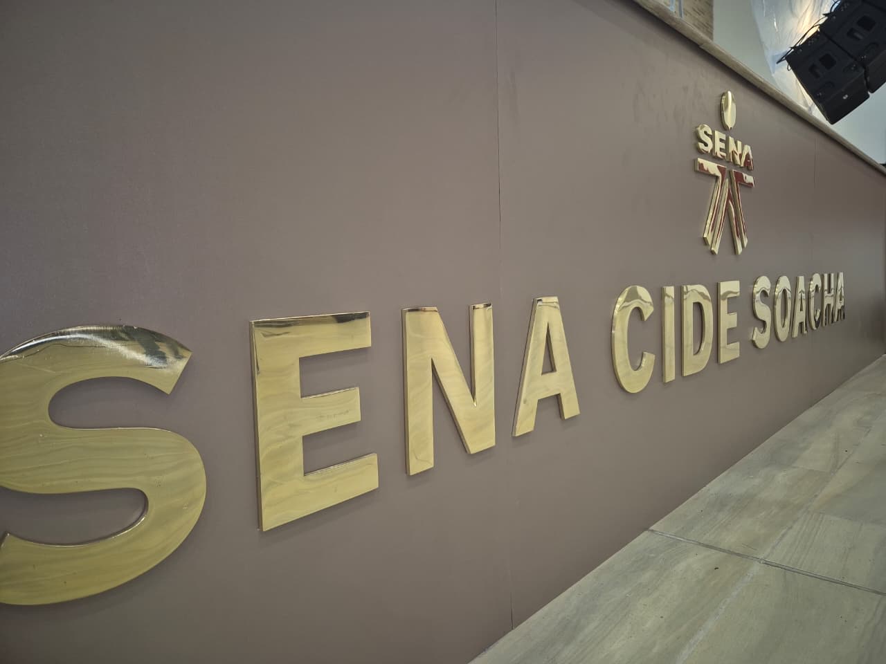 Detalle de acabado e instalación de letras 3D SENA CIDE Soacha