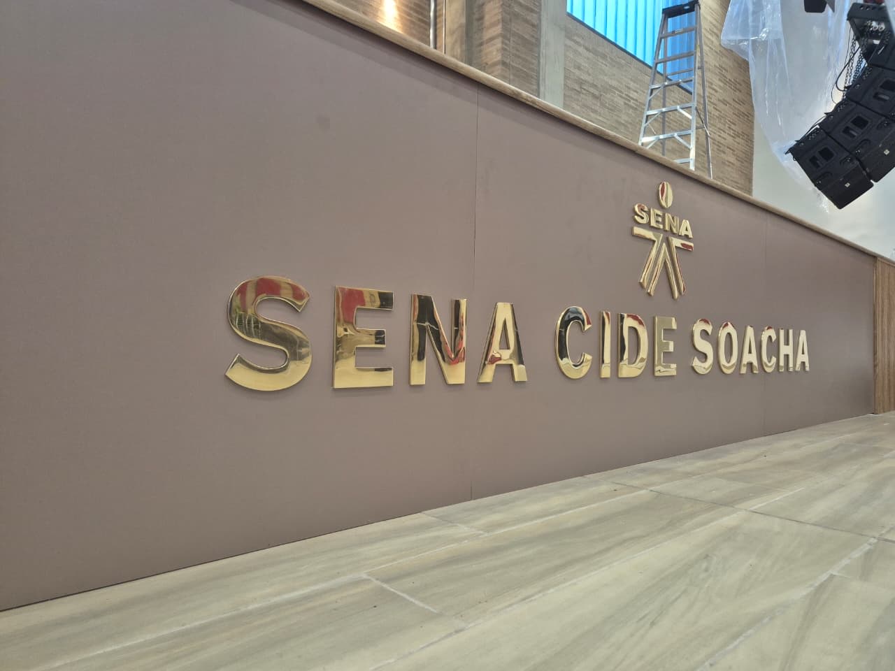 Detalle lateral de letras volumétricas 3D SENA CIDE Soacha