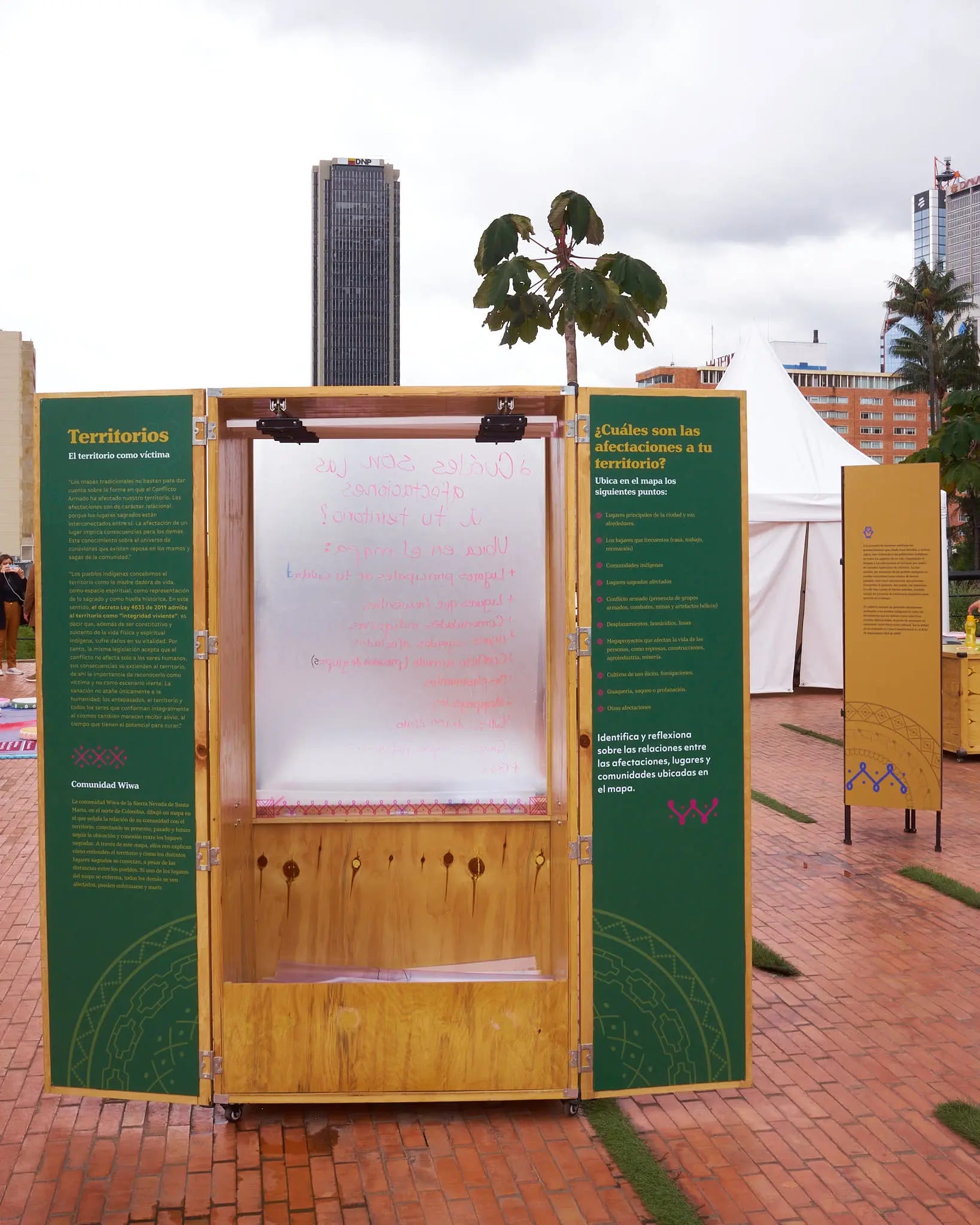 Vista frontal de caja expositiva en madera territorios