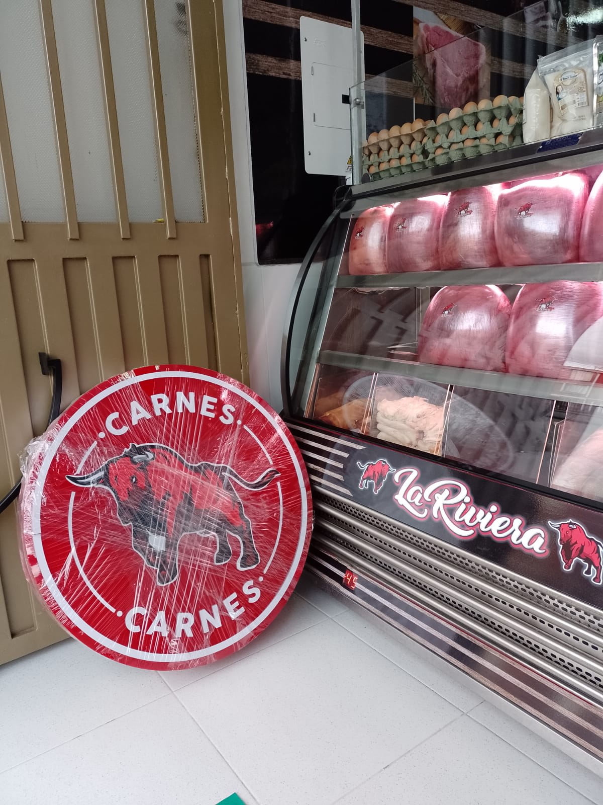 Mostrador comercial con aviso circular La Riviera