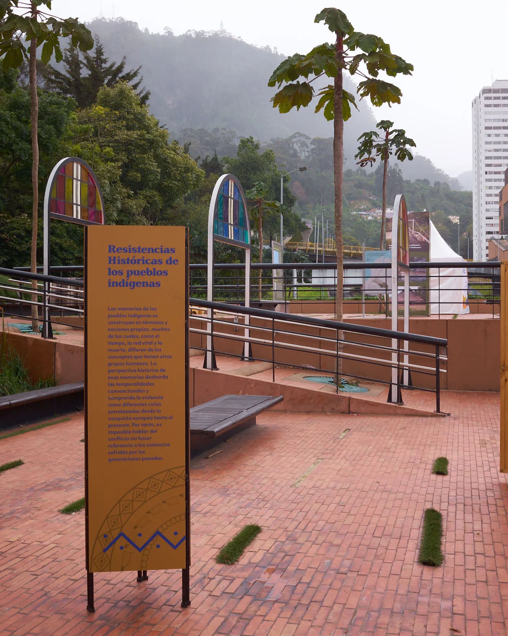Panel de resistencias históricas frente a arquitectura colonial