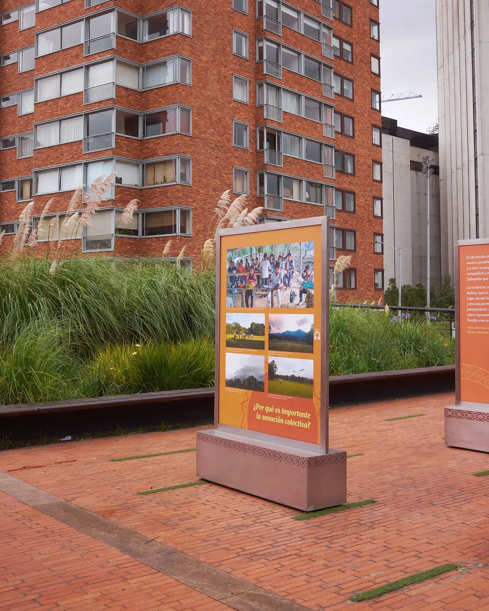Panel en exterior sobre sanación colectiva en Catatumbo