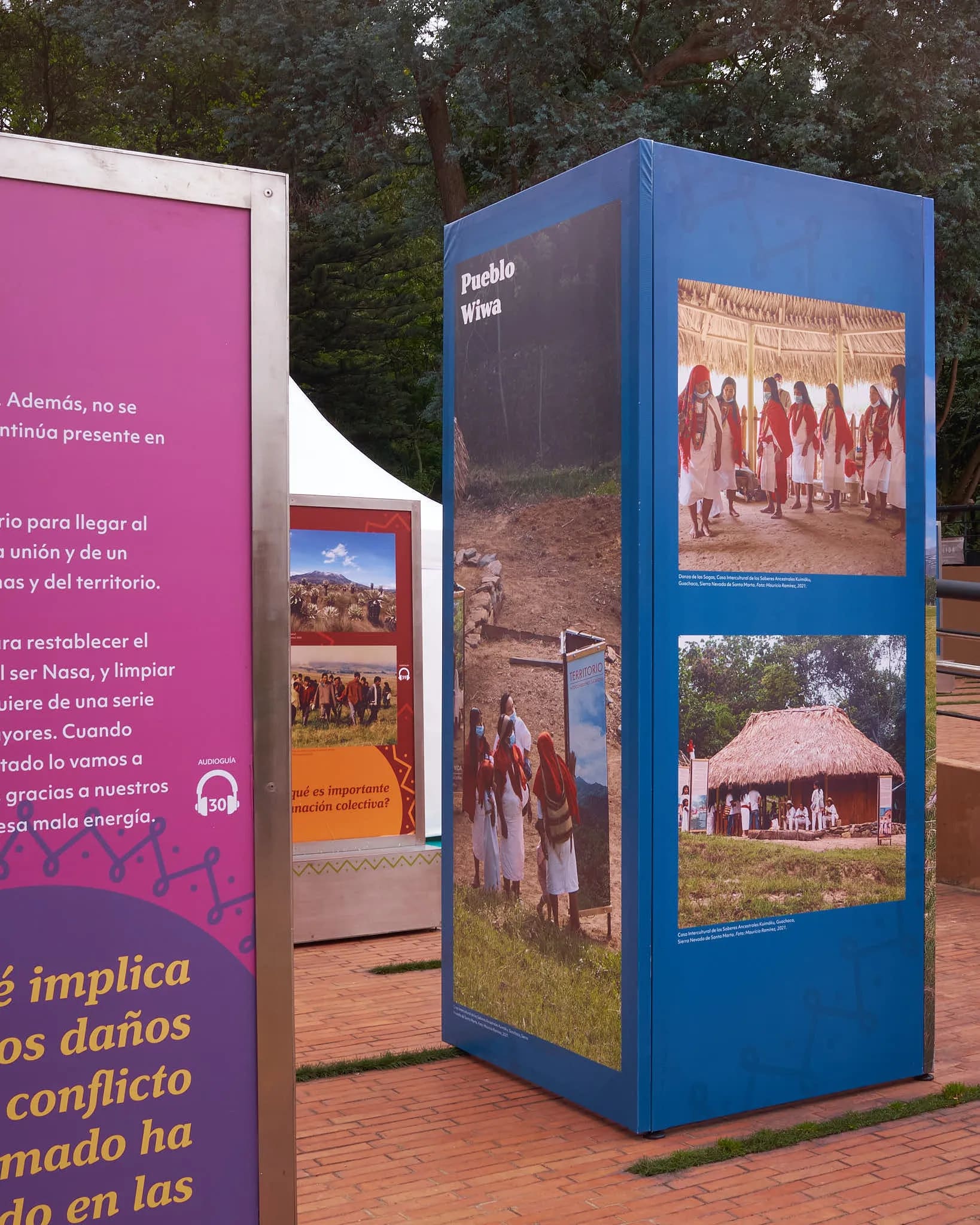Tótem gráfico de historia y memoria Pueblo Wiwa