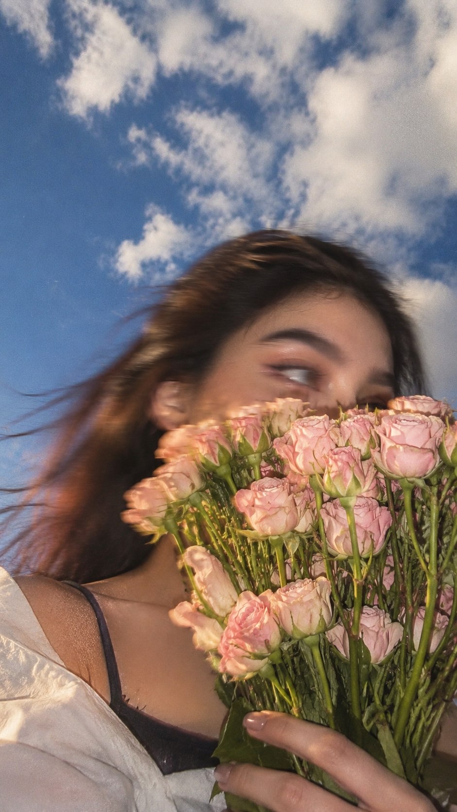 پرتره سینمایی دختر با دسته گل رز
