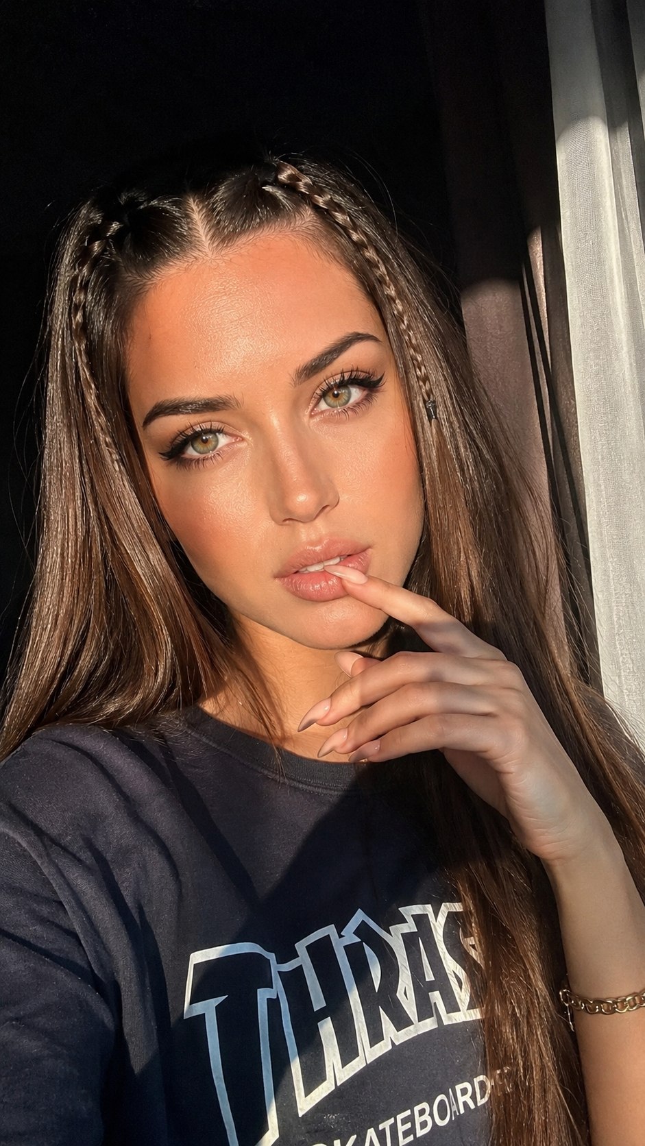 پرتره سلفی واقعگرایانه زنانه