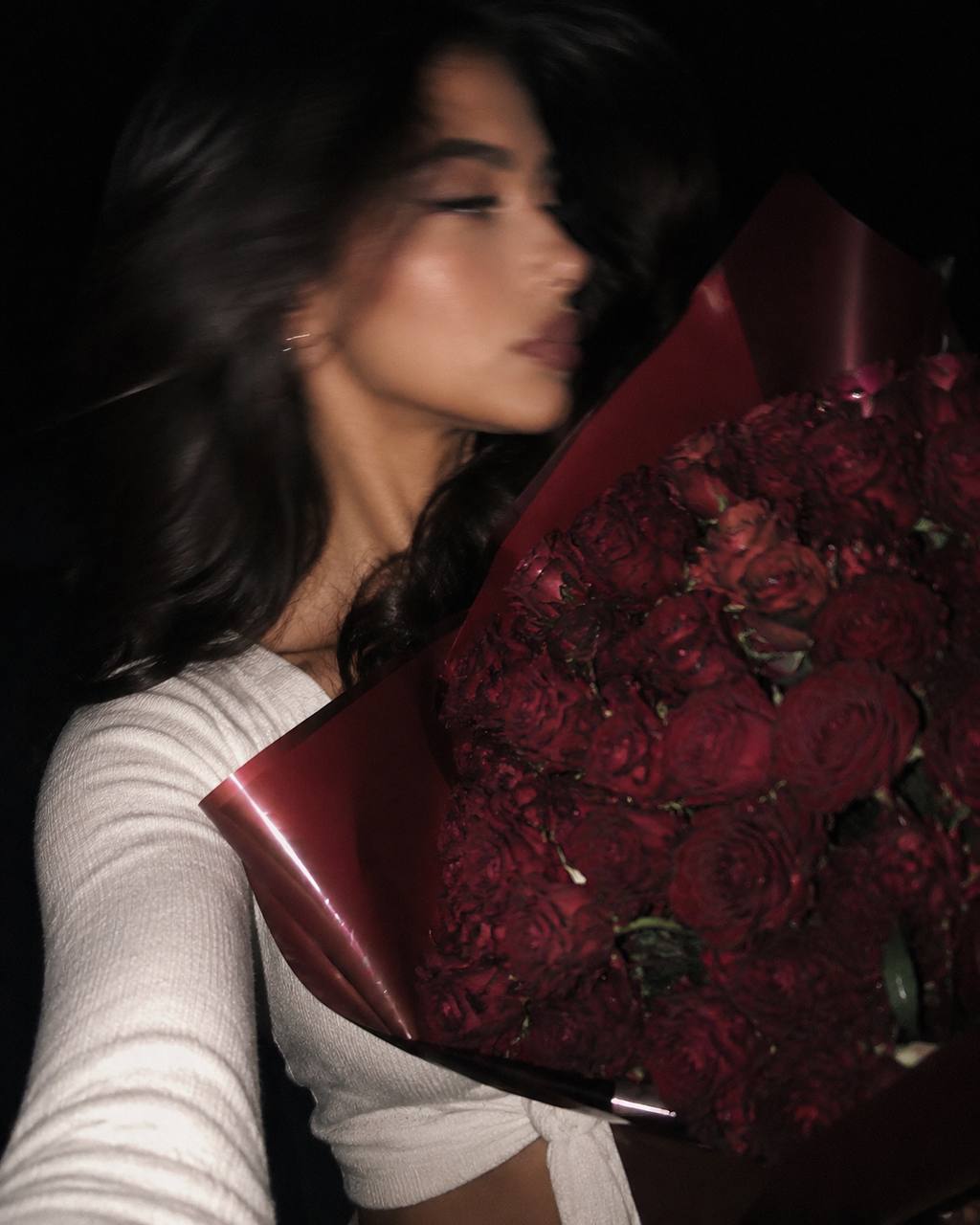 پرتره نئونی و تاریک با گل