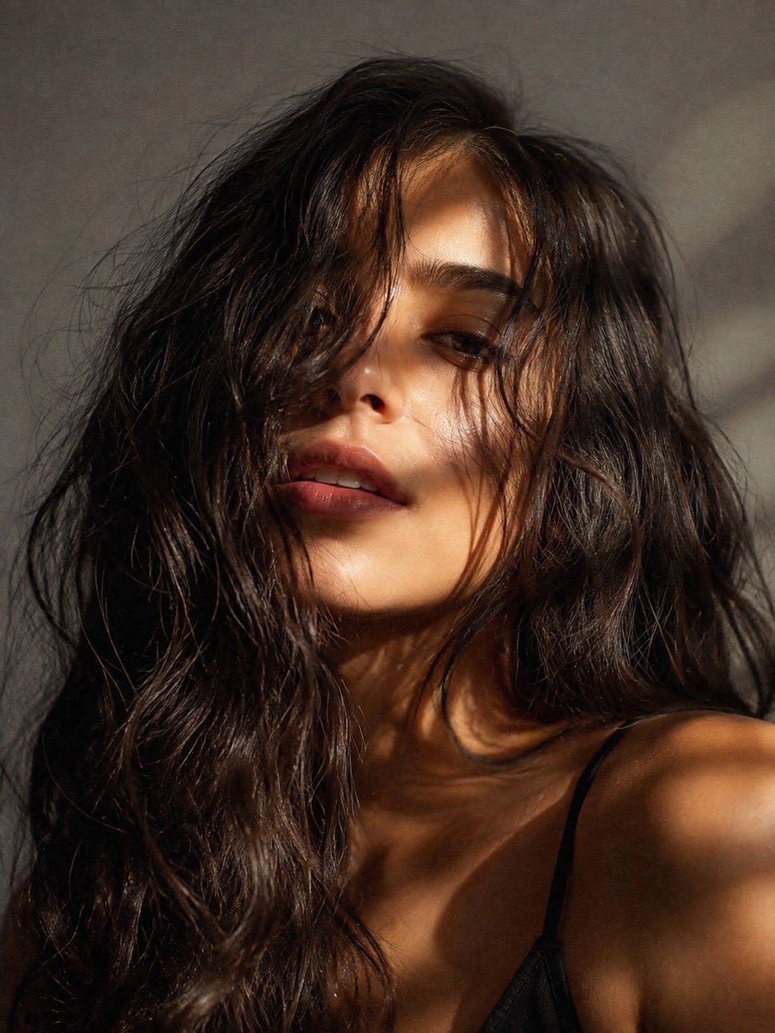 پرتره مرموز زنانه با نورپردازی سایه روشن