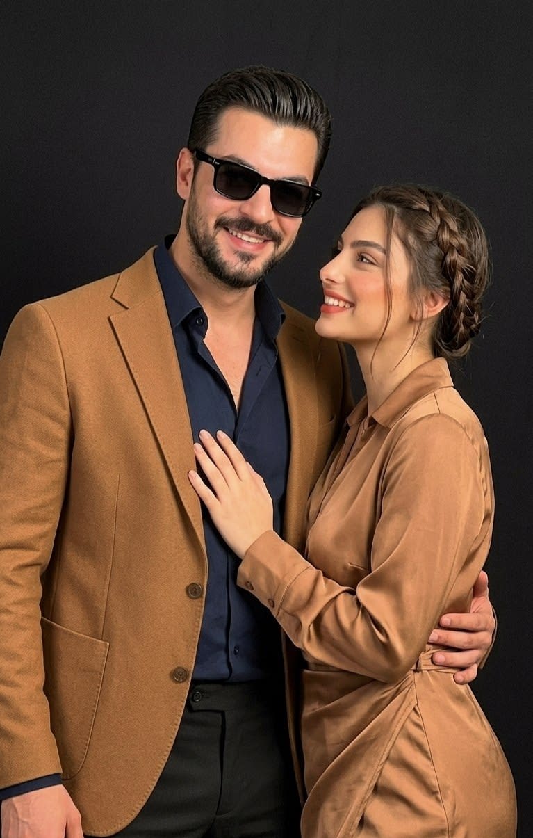 پرامپت پرتره صمیمی زوج با کیفیت دوربین گوشی