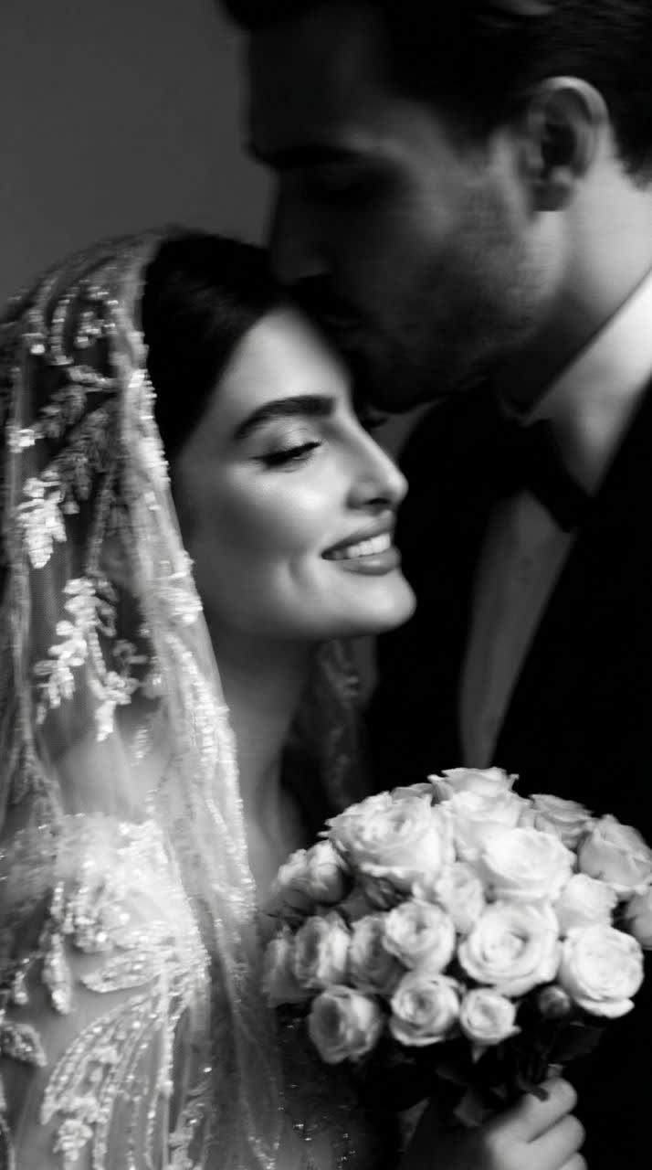 پرامپت پرتره احساسی سیاه و سفید زوج