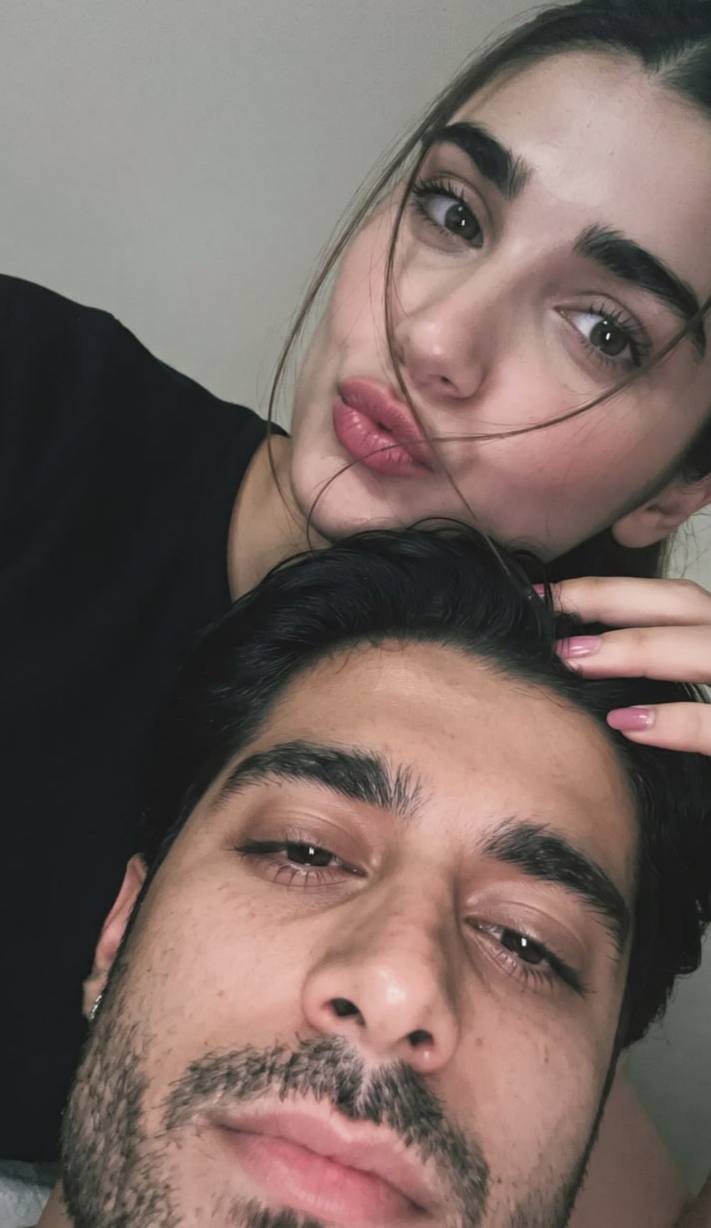پرامپت سلفی دونفره واقعگرایانه