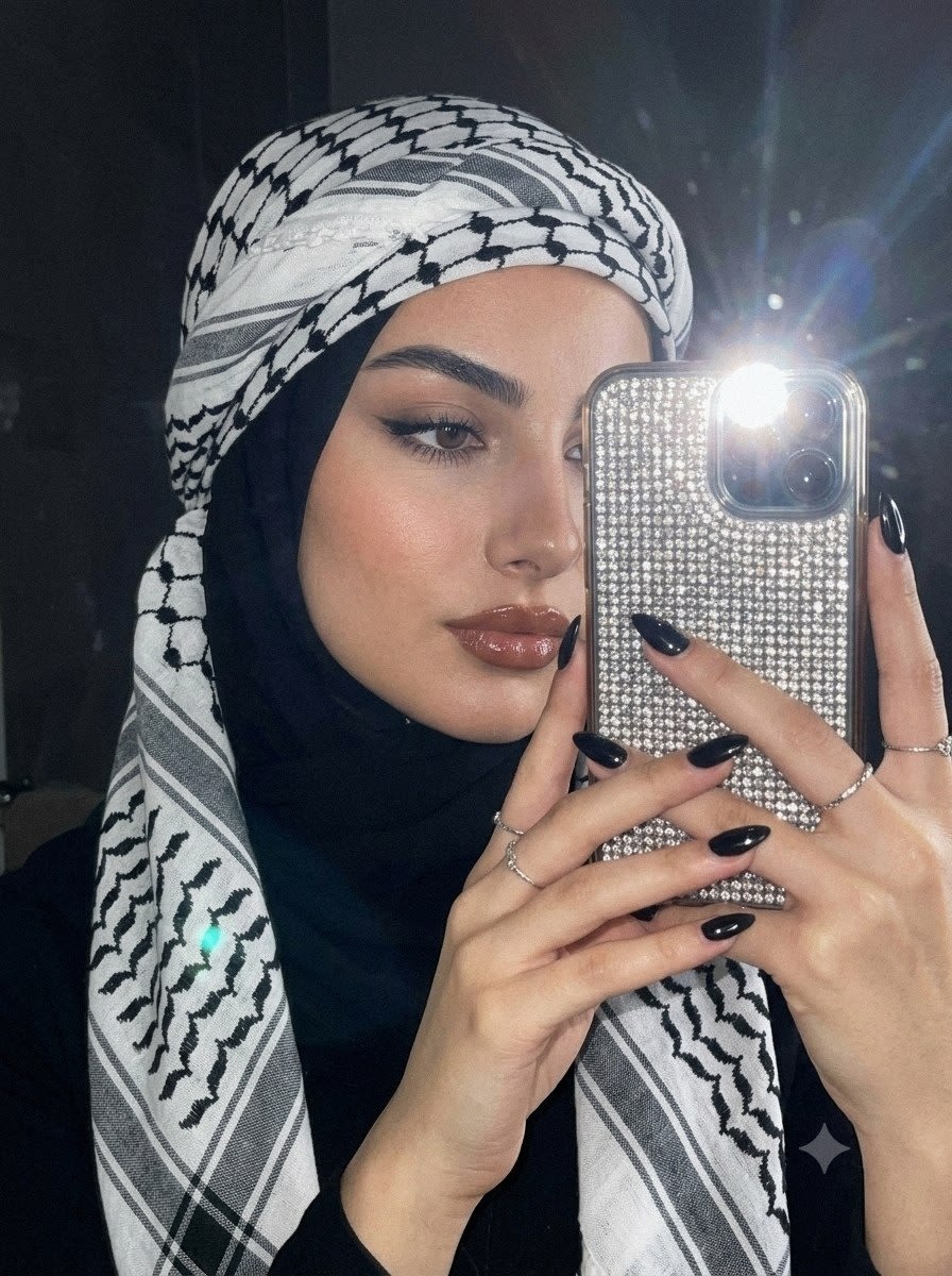 پرامپت سلفی آینهای با حجاب و استایل مشکی