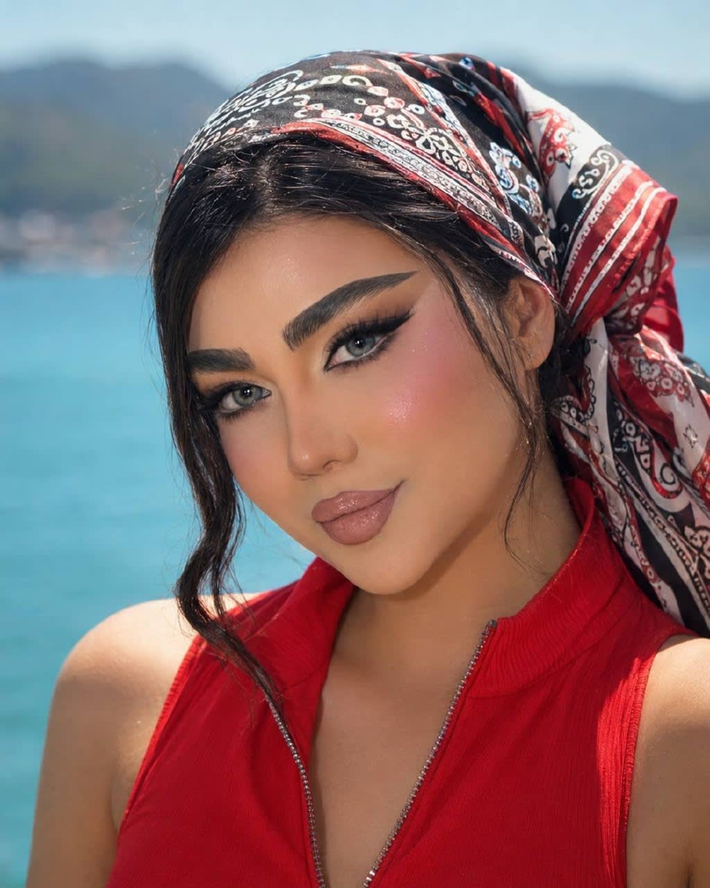 پرامپت پرتره سینمایی جوان با روسری ابریشمی