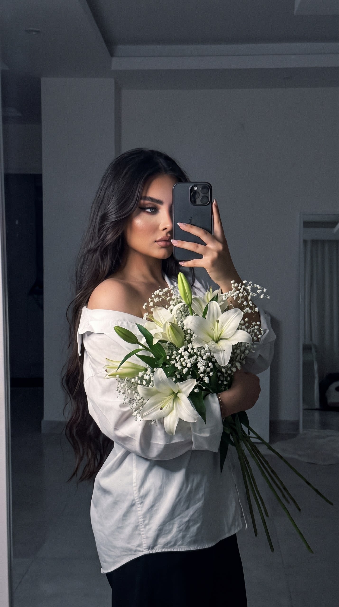پرامپت سلفی آینهای با دسته گل لیلی