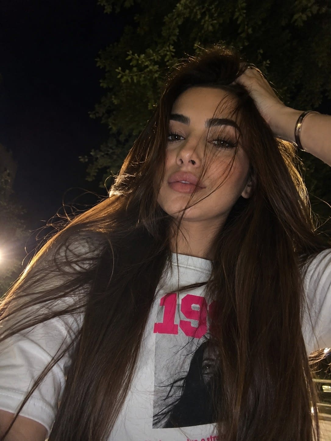 تصویر پرامپت سلفی آیفونی با گیسوان بلند | PromptsFA