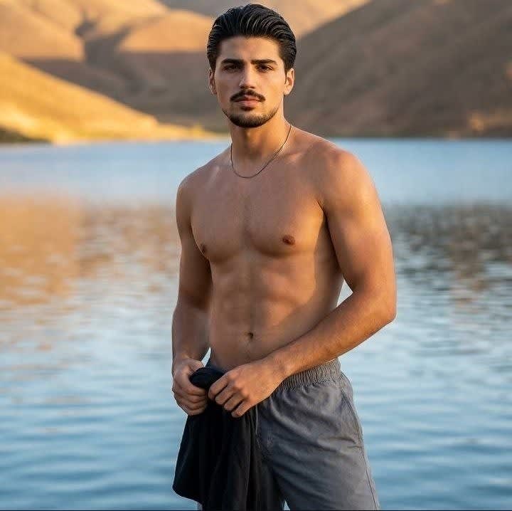 تصویر پرامپت پرتره سینمایی مرد ورزشکار در کنار دریاچه | PromptsFA