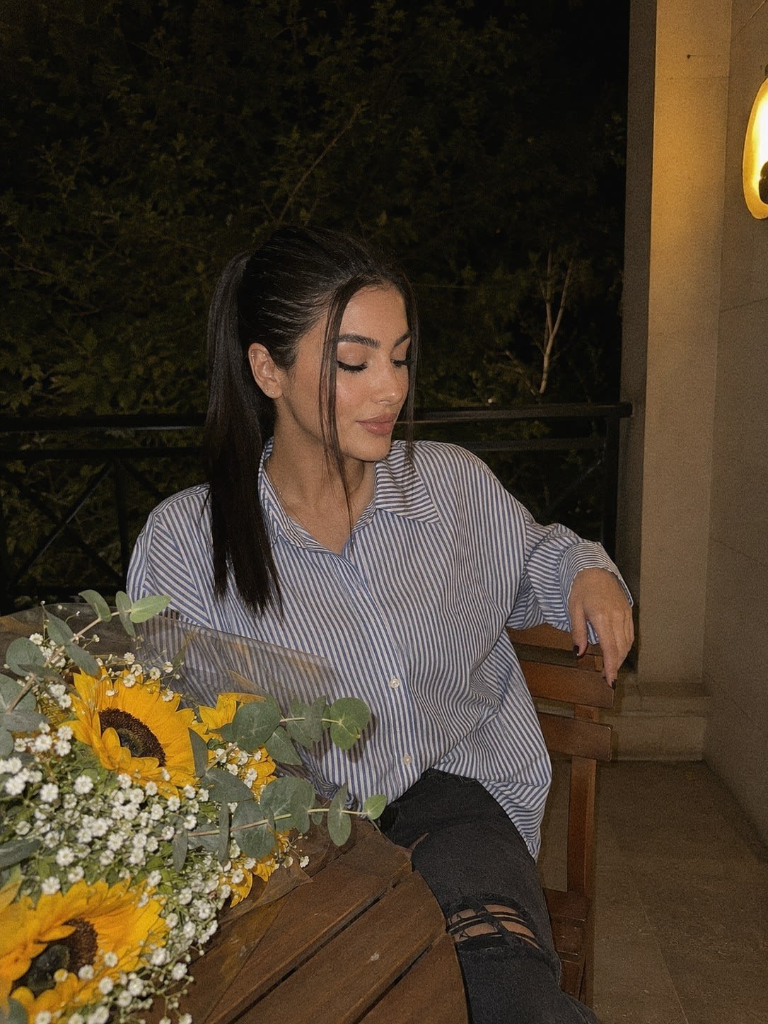 تصویر پرامپت عکاسی واقعگرایانه زن جوان در شب | PromptsFA