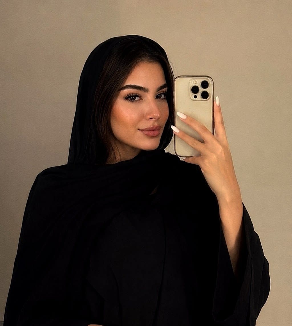 تصویر پرامپت سلفی آینهای واقعگرایانه | PromptsFA