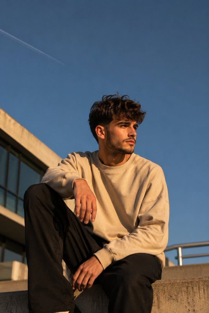 تصویر پرامپت پرتره سینمایی لایفاستایل روی پشتبام | PromptsFA