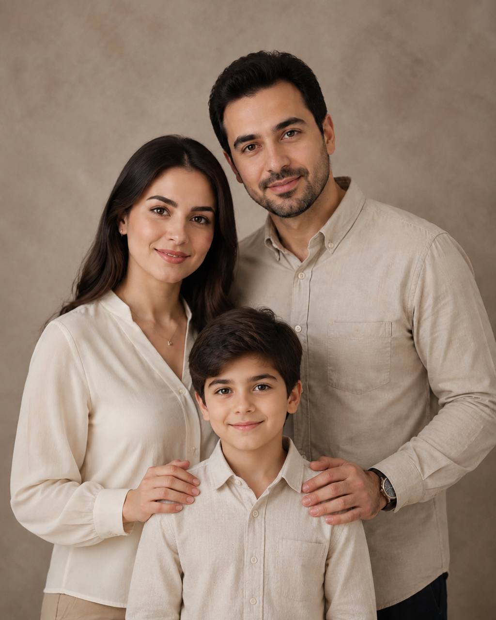 تصویر پرامپت پرتره خانوادگی استودیویی | PromptsFA