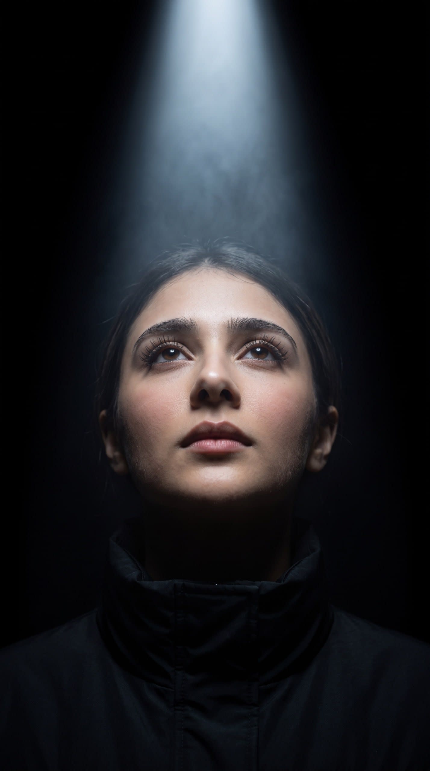 تصویر پرامپت پرتره سینمایی و معنوی با نورپردازی دراماتیک | PromptsFA