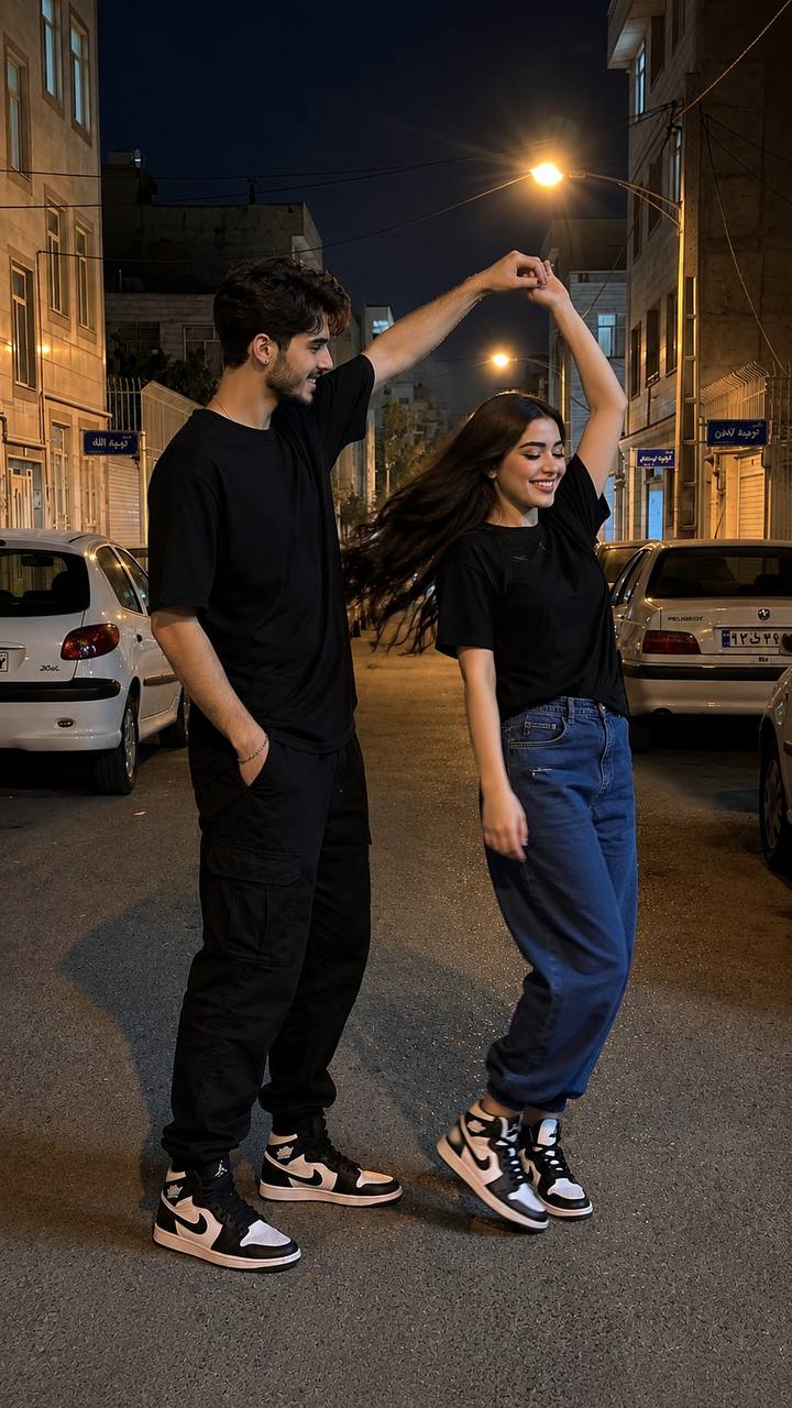تصویر پرامپت عکاسی رمانتیک شبانه در خیابانهای ایران | PromptsFA
